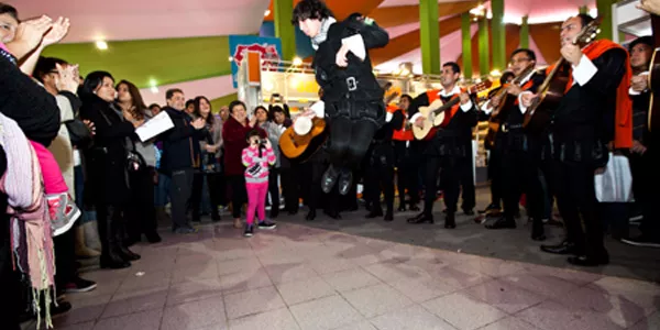 La Tuna Ulima sorprendió y entretuvo a la gente a su paso por la feria.