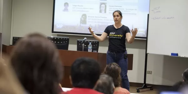 Ruth Zamudio llamó la atención sobre la expansión del internet de las cosas.