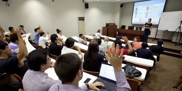El público en el Aula Magna B.