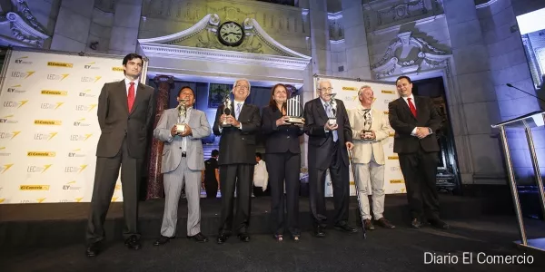 Los ganadores, flanqueados por los representantes de El Comercio y de EY.