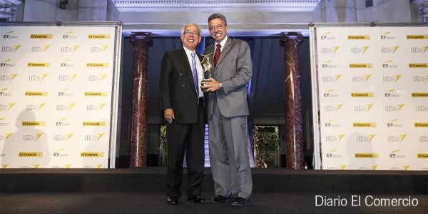 Percy Ortiz Espinoza y Óscar Quezada Macchiavello.