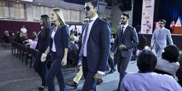 Entre las colecciones, se apreció una muestra de ropa formal.