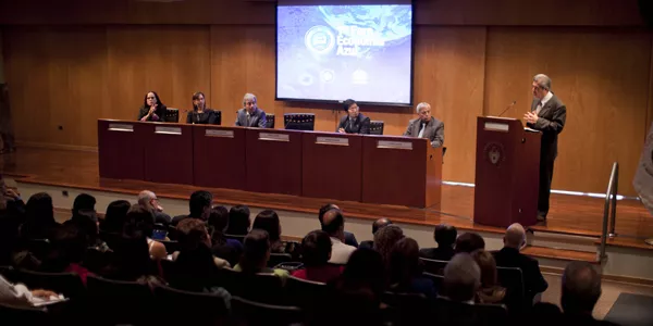 El rector Óscar Quezada subrayó la importancia de que el desarrollo económico vaya de la mano con el cuidado del medio ambiente.