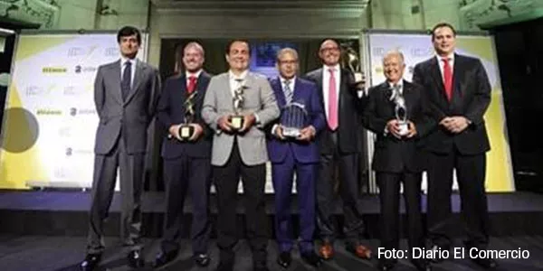 Los representantes de El Comercio y EY flanquean a los ganadores.
