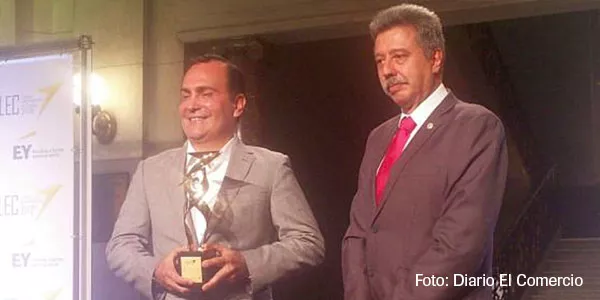 Jorge Zegarra Reátegui con el rector Óscar Quezada Macchiavello.