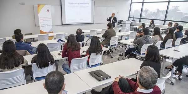 La Ulima fue sede de una mesa de trabajo con académicos y expertos en finanzas.