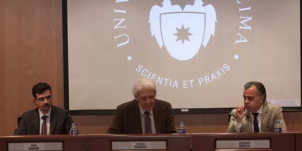 Enea Bianchi, Mario Perniola y Enrique Bonilla (moderador).