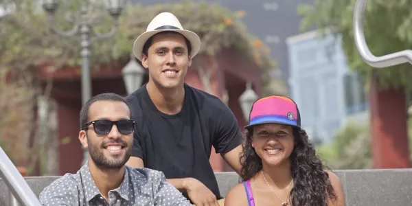 Jorge Monsalve Barrenechea (centro) y miembros de su equipo.