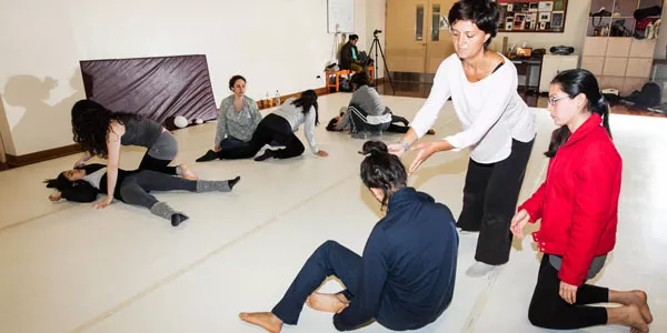 Marien San Nicolás Fernández (de blanco) con miembros del Taller de Danza Contemporánea.