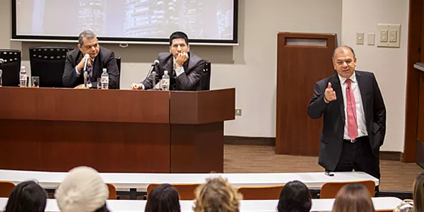 Juan José Blossiers (moderador), Fabrizio Orrego Peche y César Augusto Ferreyros.
