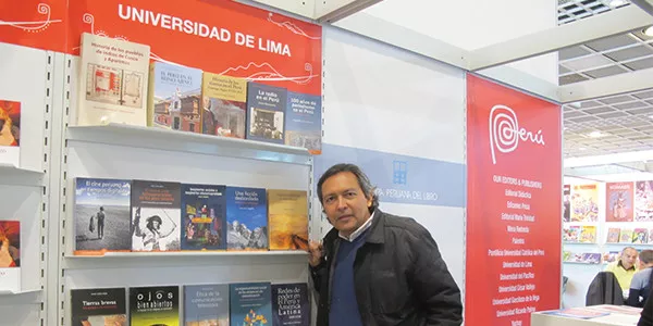 Giancarlo Carbone, director del Fondo Editorial, en el puesto de la Ulima en Fráncfort.