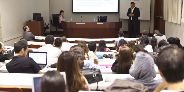 Segundo Capistrán, de la Corporación Lindley, expuso en el Martes Global sobre emisión de bonos.