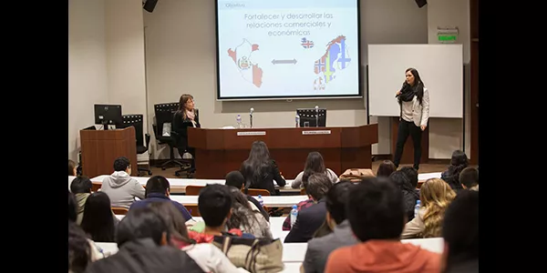 Macarena Cisneros (derecha), de la Cámara de Comercio Peruano-Nórdica.