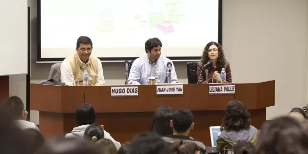Hugo Días y Juan José Tan con Liliana Valle (moderadora) en el Jueves de Psicología.