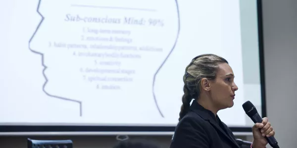 La psicóloga Estela Oliver en la Ulima.