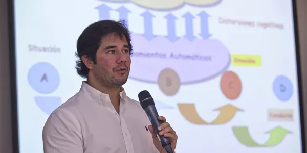 Juan José Tan Martínez en el último Jueves de Psicología del 2015-1.