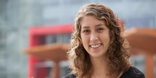 Andrea Mesones, estudiante de Psicología en la Ulima y presidenta de Tabra, asociación para enseñar surf a niños con autismo.