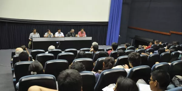Los directores junto a Emilio Bustamante en la Ventana Indiscreta.