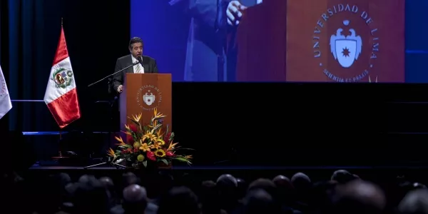 El rector Óscar Quezada Macchiavello.