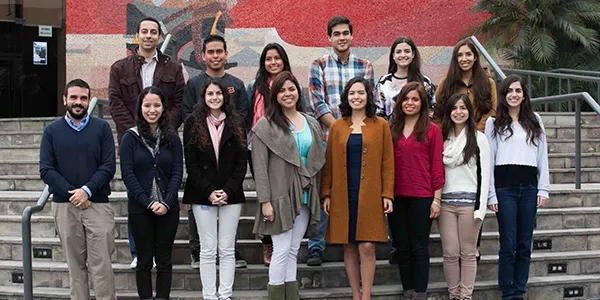 Julio César Mateus (primero de la izquierda, abajo) y Mariel Rentería (cuarta de la derecha, abajo) junto a parte de la delegación Ulima del CADE Universitario 2015.