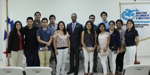 La delegación Ulima con Hardeep Bhullar (centro), Project Manager & Embassies Liaison de Proinvex Panamá.